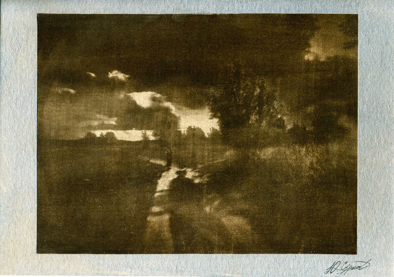 Работа в технике альтернативной фотопечати.    Гуммибихромат: акварель "сепия" в три слоя. Проклеенная акварельная бумага.    Печать с цифрового негатива.    Паспарту: картон, акрил "Серебро жемчужное"    Формат: А4